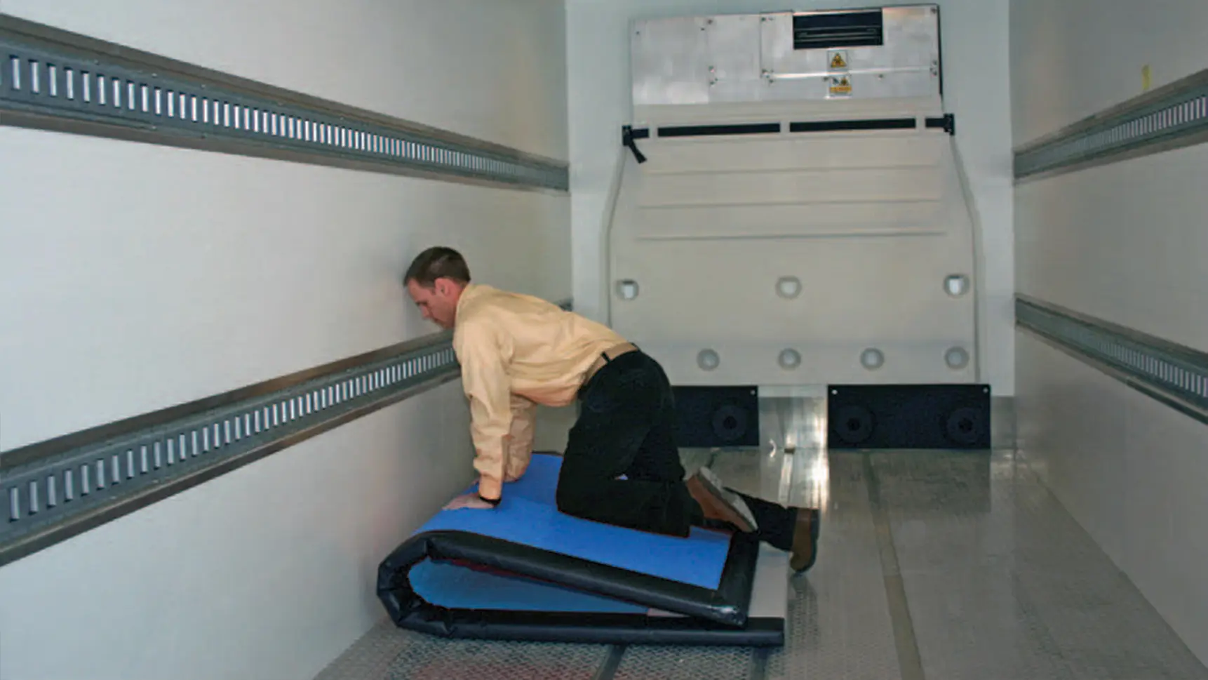 Insulated bulkhead cover detail